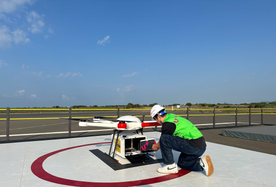 LG유플러스가 드론을 활용해 섬 지역에 스마트폰을 배송하는 '스마트폰 드론 배송' 서비스를 선보였다. 사진은 LG유플러스 직원이 제주도에 구축된 '드론배송 거점'에서 드론에 스마트폰을 싣는 모습. LG유플러스 제공